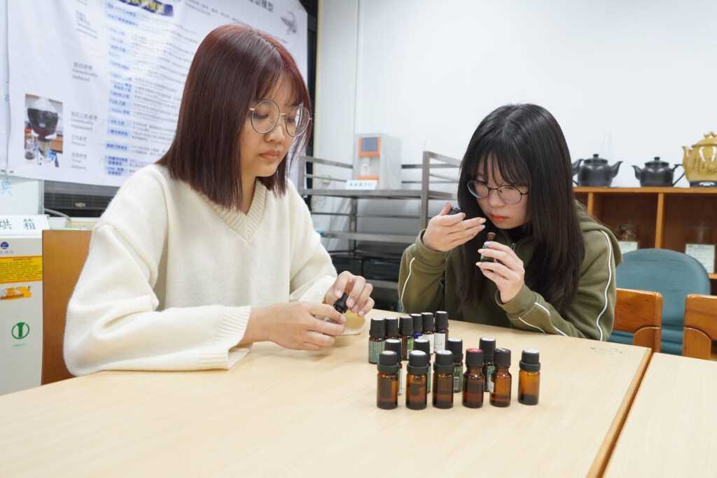 ▲大葉大學藥保系學生練習嗅香。（記者林郁芯翻攝）